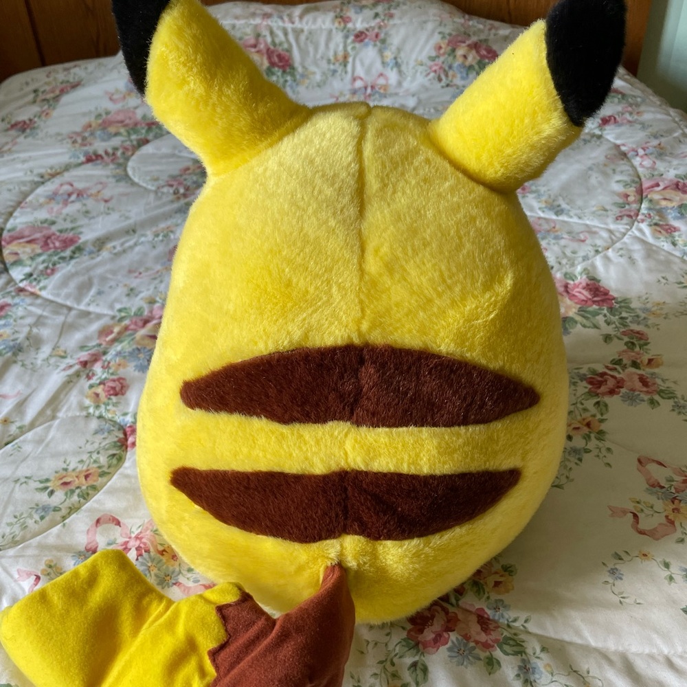 1999 Hasbro TOMY jumbo Pikachu plush - Picture 2 of 4